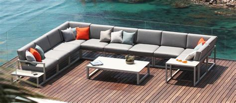 Zunanji prostor z žarom in vrtno garnituro