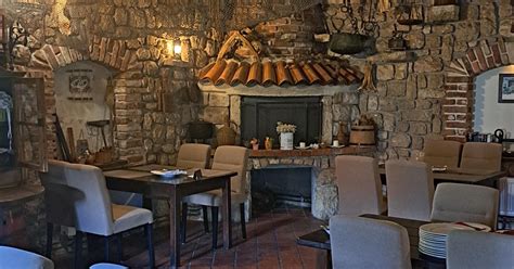 Tipična dalmatinska konoba z lokalnimi specialitetami