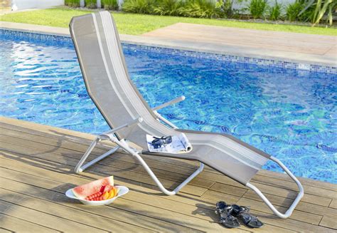 Pogled na plažo z ležalniki