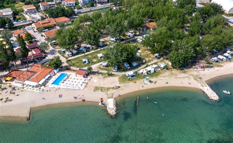Fotografija turistične plaže v Dalmaciji s kamp prikolicami