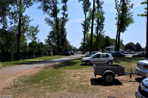 Kamp Primostek z mobilnimi hišicami ob reki