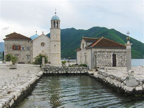 Otok Gospa od Škrpjela v Boki Kotorski