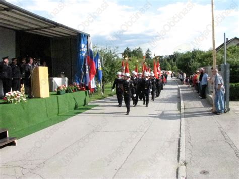 ljudje na tradicionalni prireditvi v Drenovem Griču