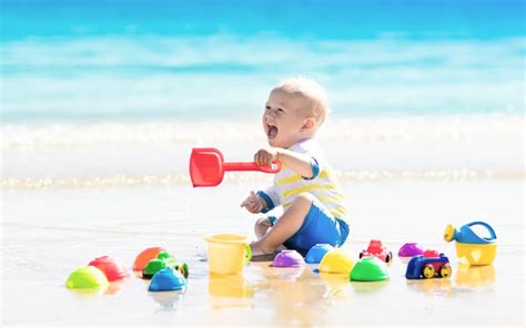 Otrok se igra ob morju