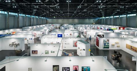 Notranjost sejma viennacontemporary z razstavljenimi umetninami