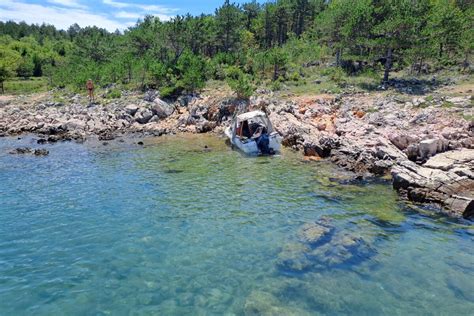 Reševalna akcija na morju ob obali