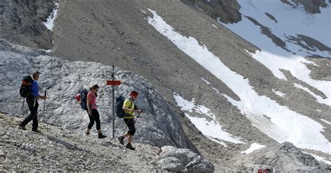 Ledene ploskve na Baltskem morju z ujetimi ladjami