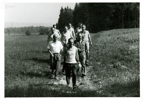 Skupina pohodnikov na poti