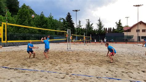 Otroci igrajo odbojko na mivki