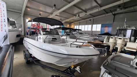 Panorama zaliva Piškera s privezanimi čolni