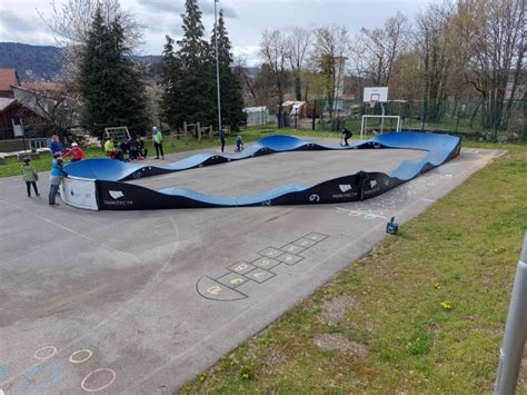 Asfaltiran pumptrack poligon z različnimi valovi in ovinki.