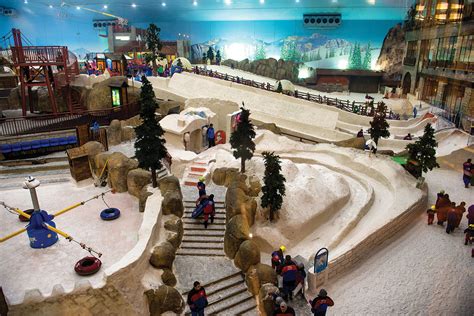 Nakupovalni center Mall of the Emirates z notranjim smučiščem