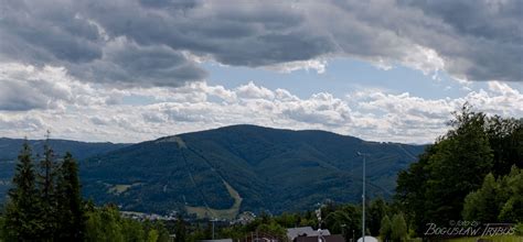 Panorama slovenske krajine z gorami in dolino