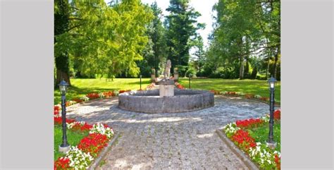 Angleški park ob Dvorcu Radlje z vodnjakom