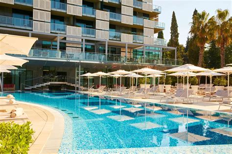 Pogled na hotel Kempinski Palace Portorož s plaže