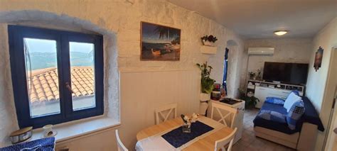 Primer notranjosti apartmaja s pogledom na morje