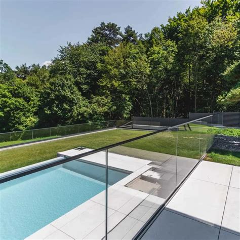 Pogled na sončno teraso ob bazenu