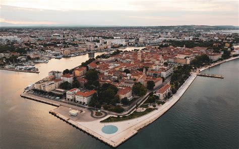 Slika hrvaške obale s hostlom v ospredju