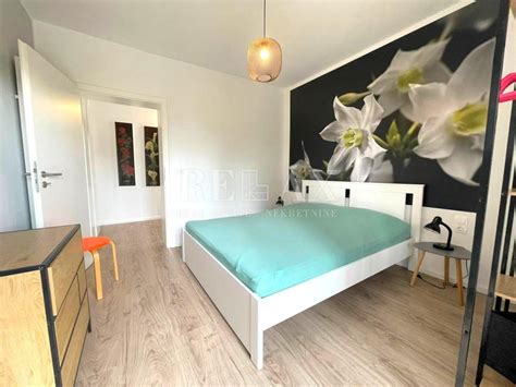 Notranjost sodobnega hostla s skupnim prostorom