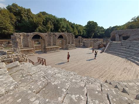 Tloris grškega gledališča v Sirakuzah s poudarkom na rimskih predelavah