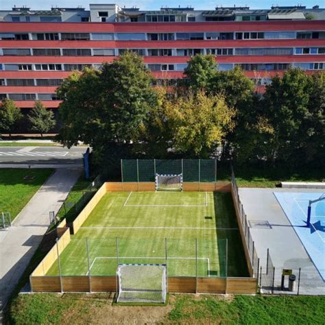 Nogometno igrišče s skrbno urejeno zelenico