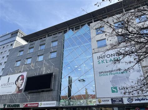 Zunanji pogled na vhod v poslovni center v Hatton Garden, ki poudarja arhitekturne značilnosti