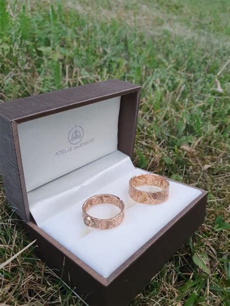 Slika zbirke vintage prstanov, ki predstavlja obrt nakita v Hatton Garden