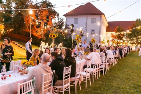 razkošno pogrnjena miza za poročni catering