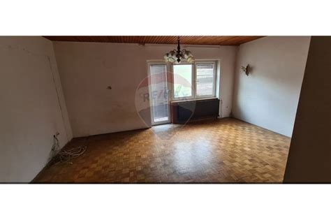 slika luksuznega hotela v bližini avtoceste