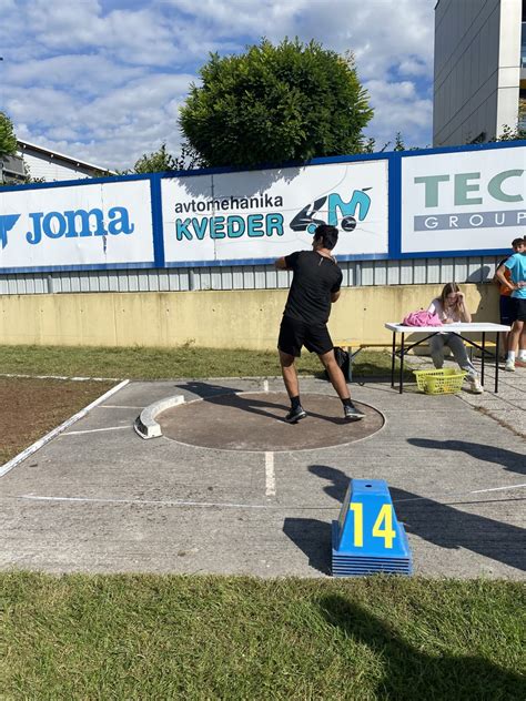 Otroci na atletskem tekmovanju