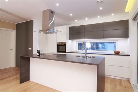 Kuhinjski otok z integriranim umivalnikom in kuhalno ploščo