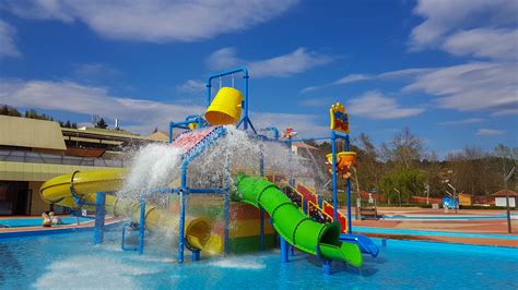 Otroci uživajo v vodnih atrakcijah Aqualune