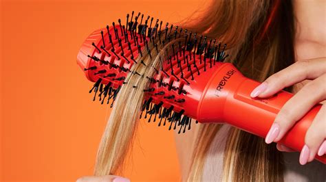 Ženska s popolno pričesko, posušeno s sušilcem za lase.