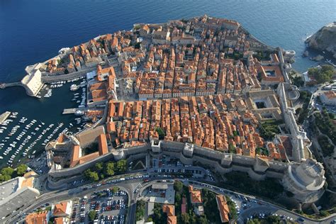 Dubrovačke gradske zidine i pogled na krovove