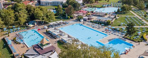 Dunajska panorama z reko Donavo in mestnimi znamenitostmi