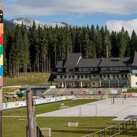Pogled na biatlonski center Pokljuka s tribunami in okoliškimi gozdovi