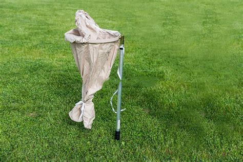 roka, ki pere teleskopsko palico s sladko vodo