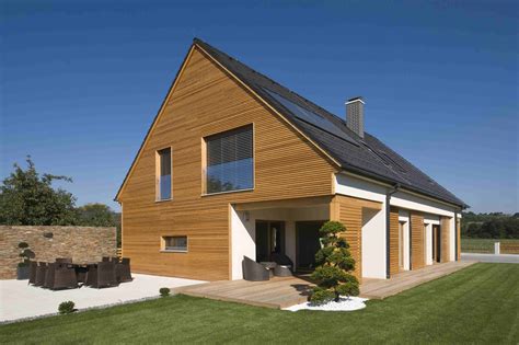 Prerez lesene hiše z vgrajeno izolacijo