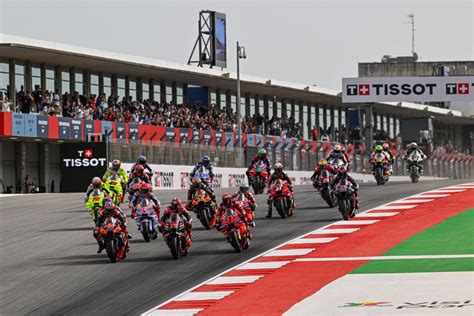 MotoGP dirkači na štartni liniji