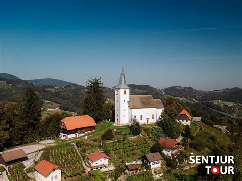 Cerkev sv. Juraja na vrhu hriba v Primoštenu