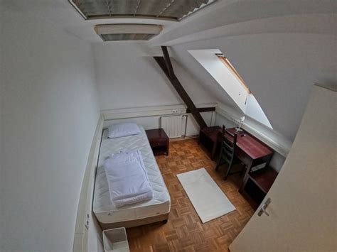 Notranjost ene od sob v Hiši Štekar s starinskim pohištvom