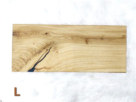 Prikaz tradicionalne briške pojedine na leseni deski