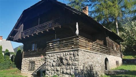 Poročna slovesnost na dvorišču Hiše Štekar s pogledom na vasico Šmartno