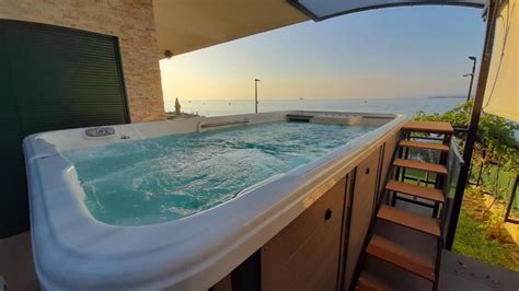 Romantičen par v apartmaju z jacuzzijem