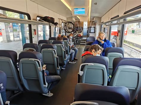 Notranjost vlaka ICE z udobnimi sedeži in mizicami