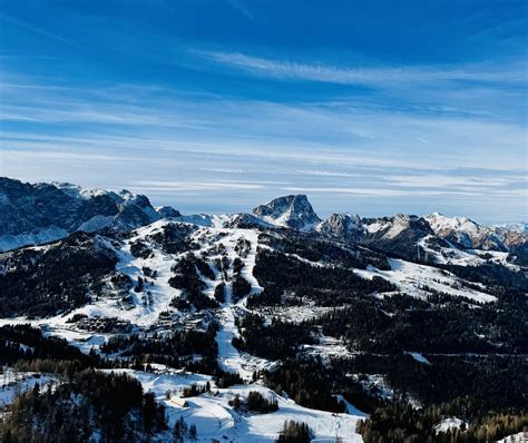 panoramski pogled na smučišče Nassfeld s sončnimi žarki