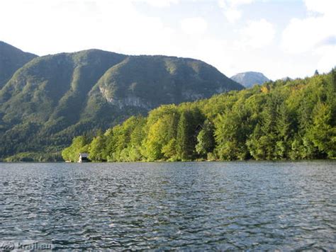 Panoramski pogled na Ribčev Laz in Bohinjsko jezero