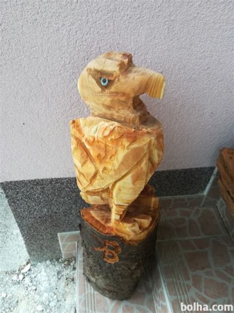 Lesena skulptura škratka na poti