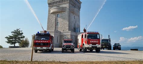 Gasilci pri gašenju požara