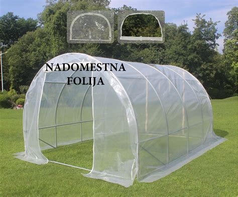 Rastlinjak s cvetočimi vrtnicami